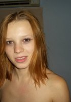 Рыжая гимнастка делает упражнения у себя в комнате 7 фото Рыжая гимнастка делает упражнения у себя в комнате 7 фото