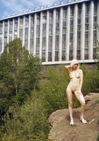 Голая блондинка из России гуляет на улице 9 фото Голая блондинка из России гуляет на улице 9 фото