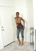 Голая негритянка позирует на полу демонстрируя побритую пилотку 4 фото Голая негритянка позирует на полу демонстрируя побритую пилотку 4 фото