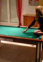 Телка показывает вагину лежа на бильярдном столе 4 фото Телка показывает вагину лежа на бильярдном столе 4 фото