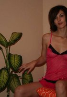 Брюнетка с каре снимает розовые стринги и раздвигает ноги 1 фото Брюнетка с каре снимает розовые стринги и раздвигает ноги 1 фото