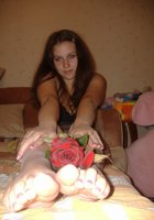 Девушка ласкает себя розой на кровати 3 фото Девушка ласкает себя розой на кровати 3 фото