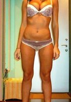 Брюнетка в коротенькой одежде позирует сидя возле красной шторы 1 фото Брюнетка в коротенькой одежде позирует сидя возле красной шторы 1 фото