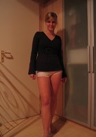 Молодая нимфа в трусах хвастается сиськами и попой в с пальне 1 фото Молодая нимфа в трусах хвастается сиськами и попой в с пальне 1 фото