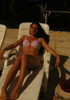 Брюнетка проветривает голую вагину после купания в бассейне 9 фото Брюнетка проветривает голую вагину после купания в бассейне 9 фото