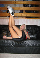 Блондинка с каре на черном диване красуется розовой писькой 5 фото Блондинка с каре на черном диване красуется розовой писькой 5 фото