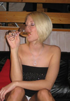 Блондинка с каре на черном диване красуется розовой писькой 3 фото Блондинка с каре на черном диване красуется розовой писькой 3 фото