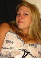 Девушка сидит на мотоцикле в красном корсете 4 фото Девушка сидит на мотоцикле в красном корсете 4 фото