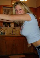 Девушка сидит на мотоцикле в красном корсете 15 фото Девушка сидит на мотоцикле в красном корсете 15 фото