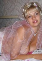 Жена позирует для своего мужа на кровати 25 фото Жена позирует для своего мужа на кровати 25 фото