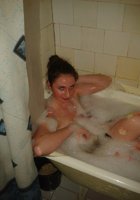 Молодая девушка моется в ванной 1 фото Молодая девушка моется в ванной 1 фото