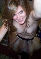 Молодуха с покрашенными волосами делает интим селфи в квартире 1 фото Молодуха с покрашенными волосами делает интим селфи в квартире 1 фото