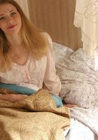 Молодая девушка нежится утром в постели 1 фото Молодая девушка нежится утром в постели 1 фото