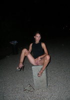 Брюнетка оголилась и проникает в обе дырки пальчиками 2 фото Брюнетка оголилась и проникает в обе дырки пальчиками 2 фото