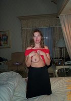 Мамка с треугольником на лобке дома и на улице готова шалить голой 4 фото Мамка с треугольником на лобке дома и на улице готова шалить голой 4 фото