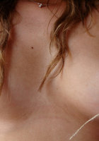 Шатенка привязала конец веревки к соску 4 фото Шатенка привязала конец веревки к соску 4 фото