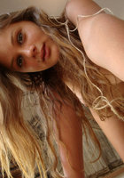 Шатенка привязала конец веревки к соску 16 фото Шатенка привязала конец веревки к соску 16 фото