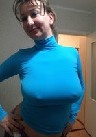 Женщина в черном пеньюаре выглядывает с балкона 7 фото Женщина в черном пеньюаре выглядывает с балкона 7 фото