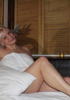 Баловница снимает вещи и хвастается большими сиськами в квартире 11 фото Баловница снимает вещи и хвастается большими сиськами в квартире 11 фото