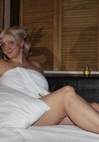 Баловница снимает вещи и хвастается большими сиськами в квартире 14 фото Баловница снимает вещи и хвастается большими сиськами в квартире 14 фото