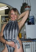 Мамаша занимается йогой голышом и показывает волосатую пилотку 2 фото Мамаша занимается йогой голышом и показывает волосатую пилотку 2 фото