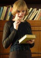 Блондинка с каре разделась у шкафа с книгами и показала мохнатку 1 фото Блондинка с каре разделась у шкафа с книгами и показала мохнатку 1 фото