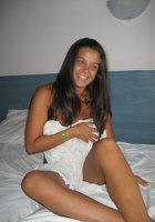 Брюнетка нежится в постели и делает завтрак 13 фото Брюнетка нежится в постели и делает завтрак 13 фото