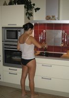 Брюнетка нежится в постели и делает завтрак 1 фото Брюнетка нежится в постели и делает завтрак 1 фото