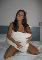 Брюнетка нежится в постели и делает завтрак 10 фото Брюнетка нежится в постели и делает завтрак 10 фото