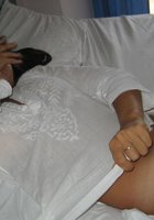 Брюнетка нежится в постели и делает завтрак 3 фото Брюнетка нежится в постели и делает завтрак 3 фото