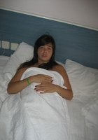 Брюнетка нежится в постели и делает завтрак 20 фото Брюнетка нежится в постели и делает завтрак 20 фото