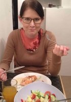 Супруга одевается и завтракает перед прогулкой 4 фото Супруга одевается и завтракает перед прогулкой 4 фото