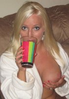 Соседка курит и массирует свою киску 4 фото Соседка курит и массирует свою киску 4 фото