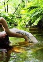 Стройная девушка отдыхает возле водопада 18 фото Стройная девушка отдыхает возле водопада 18 фото