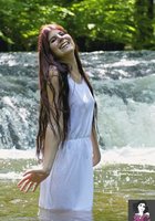 Стройная девушка отдыхает возле водопада 24 фото Стройная девушка отдыхает возле водопада 24 фото