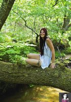 Стройная девушка отдыхает возле водопада 38 фото Стройная девушка отдыхает возле водопада 38 фото