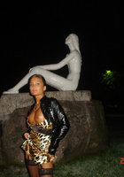 Брюнетка любит фотографироваться голой в общественный местах 5 фото Брюнетка любит фотографироваться голой в общественный местах 5 фото