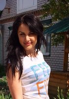 Одна женщина ублажает двоих мужчин, упираясь на кровать 11 фото Одна женщина ублажает двоих мужчин, упираясь на кровать 11 фото