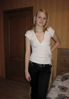 Блондинка раздевается и отдыхает в комнате 11 фото Блондинка раздевается и отдыхает в комнате 11 фото