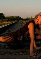 Голая гимнастка выполняет шпагат в комнате на ковре 15 фото Голая гимнастка выполняет шпагат в комнате на ковре 15 фото