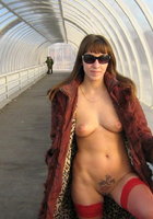 Эксгибиционистке нравится позировать голой в публичных местах 1 фото Эксгибиционистке нравится позировать голой в публичных местах 1 фото