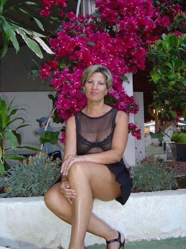 Зрелка с короткой стрижкой светит большими дойками на отдыхе 1 фотография