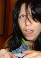 Брюнетка впустила в киску пенис отодвинув белые стринги 8 фото Брюнетка впустила в киску пенис отодвинув белые стринги 8 фото