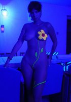 Голая девушка с румянцем на щеках позирует в комнате 7 фото Голая девушка с румянцем на щеках позирует в комнате 7 фото