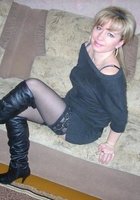 Домохозяйка примеряет сексуальный костюм, подаренный мужем 1 фото Домохозяйка примеряет сексуальный костюм, подаренный мужем 1 фото