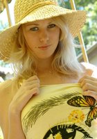 Сисястая блондинка в соломенной шляпе разделась на балконе 1 фото Сисястая блондинка в соломенной шляпе разделась на балконе 1 фото