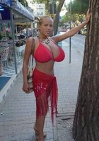 Девки пытаются соблазнить своими большими дойками 15 фото Девки пытаются соблазнить своими большими дойками 15 фото