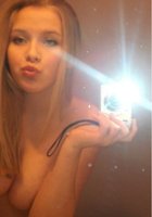 Молодые девушки снимают себя при помощи зеркала 17 фото Молодые девушки снимают себя при помощи зеркала 17 фото