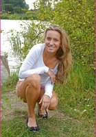 Русская девица раздевается у реки и раздвигает ноги на траве 1 фото Русская девица раздевается у реки и раздвигает ноги на траве 1 фото