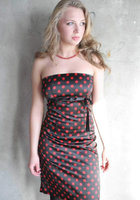 На фоне стены голубоглазая краля в платье в горошек показывает торчащие соски 13 фото На фоне стены голубоглазая краля в платье в горошек показывает торчащие соски 13 фото